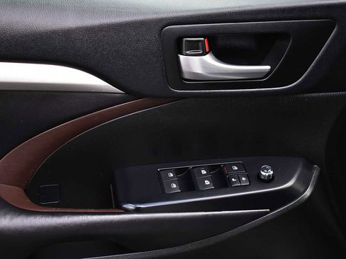 Used 2018 Toyota Highlander XLE image 28