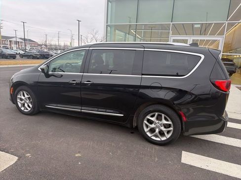 Used 2019 Chrysler Pacifica Touring-L Plus w/ Tire & Wheel Group image 10