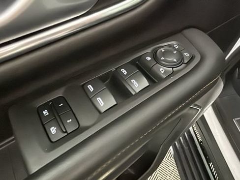 Used 2022 GMC Yukon XL AT4 AWD/4WD image 10