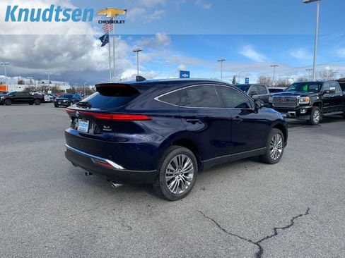 Used 2022 Toyota Venza XLE image 7