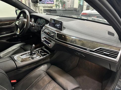 Used 2018 BMW 750i RWD image 57
