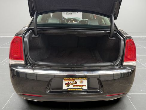 Used 2019 Chrysler 300 Limited AWD/4WD image 17
