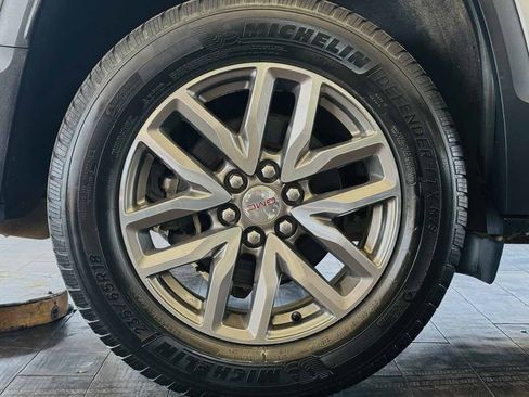 Used 2019 GMC Acadia SLE FWD image 29