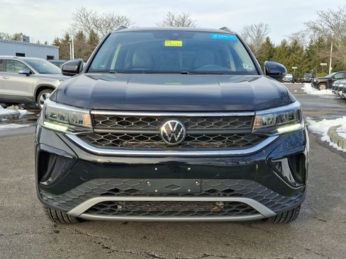 Certified 2024 Volkswagen Taos SE image 2