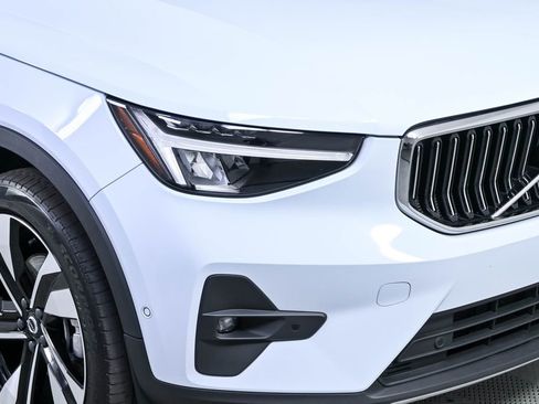 Used 2025 Volvo XC40 B5 Plus AWD/4WD image 37
