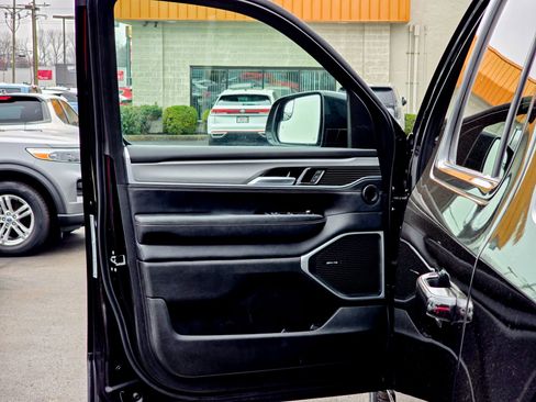 Used 2024 Jeep Wagoneer L Series II w/ Convenience Group I image 18