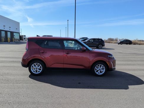 Used 2025 Kia Soul LX image 8