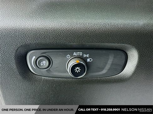 Used 2022 Chevrolet Traverse LT image 10