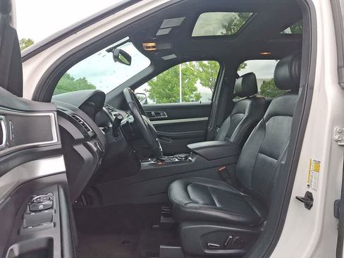 Used 2017 Ford Explorer XLT w/ Equipment Group 202A AWD/4WD image 11