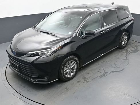 Used 2025 Toyota Sienna XLE image 43
