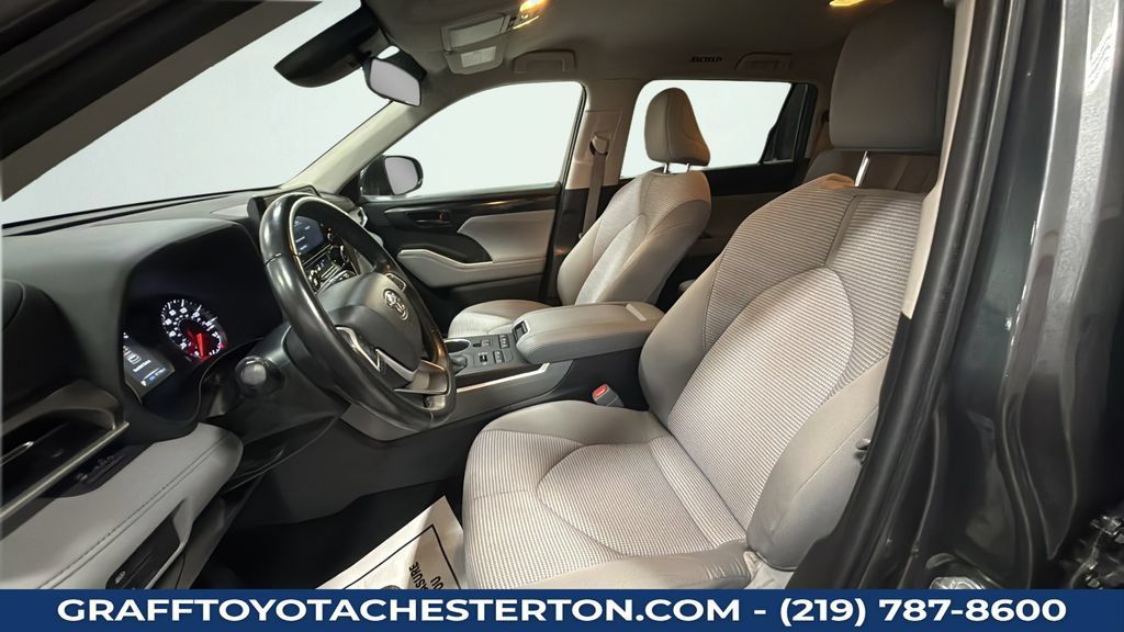 Used 2022 Toyota Highlander LE AWD/4WD image 23