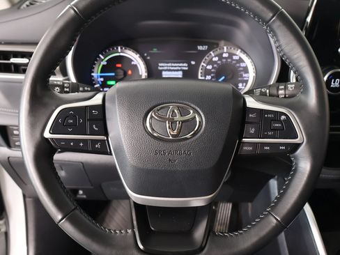 Used 2024 Toyota Highlander XLE FWD image 3