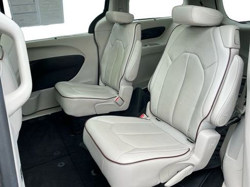 Used 2017 Chrysler Pacifica Limited FWD image 16