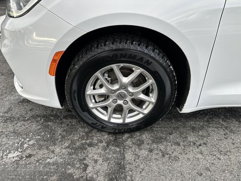 Used 2024 Chrysler Pacifica Touring-L image 11