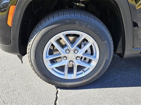 New 2025 Jeep Grand Cherokee Laredo X image 9