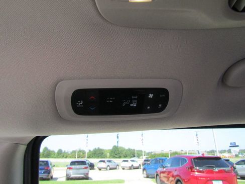 Used 2022 Chrysler Pacifica Touring-L image 23