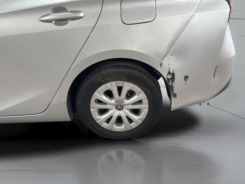 Used 2019 Toyota Prius LE w/ Preferred Accessory Package FWD image 37