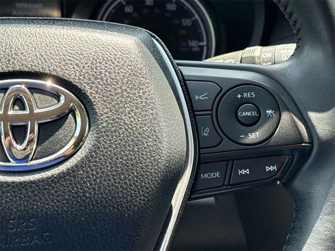 Used 2022 Toyota Venza LE image 11