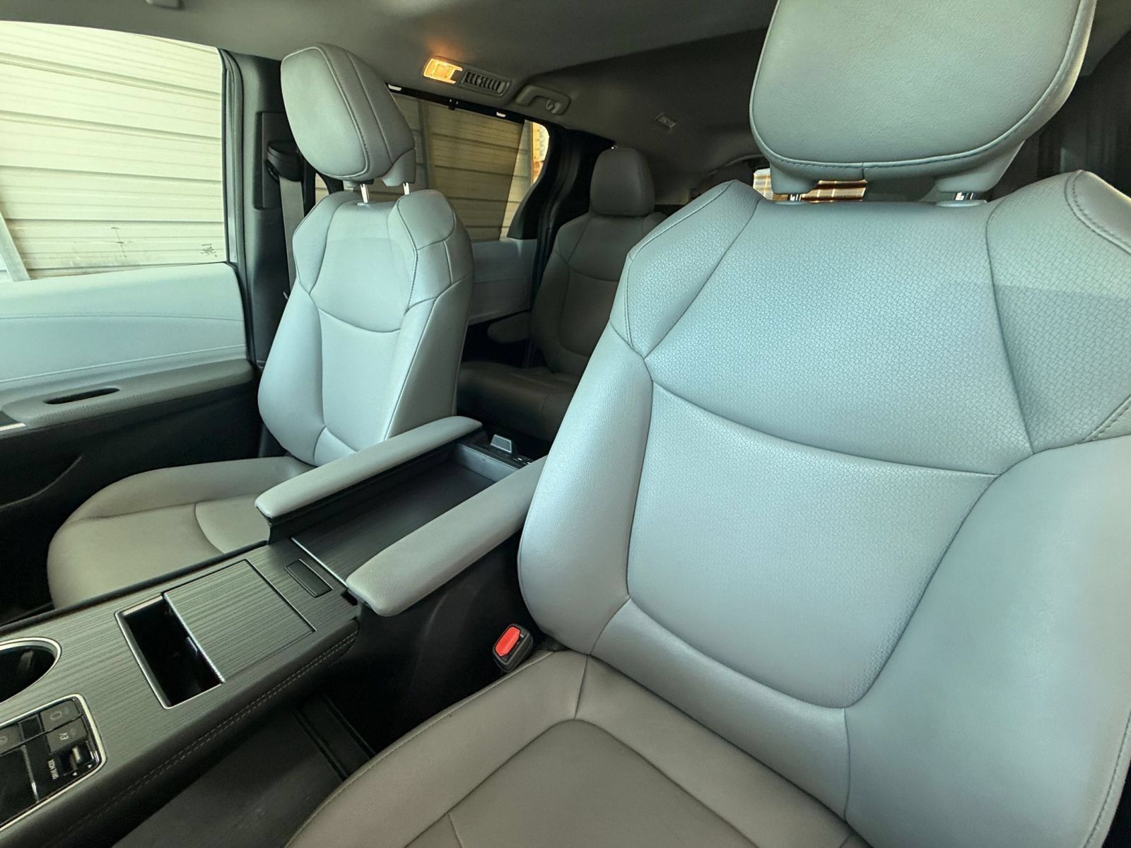 Used 2025 Toyota Sienna XLE FWD image 37