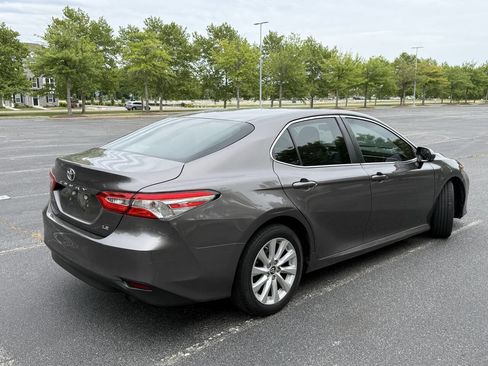 Used 2018 Toyota Camry LE FWD image 6