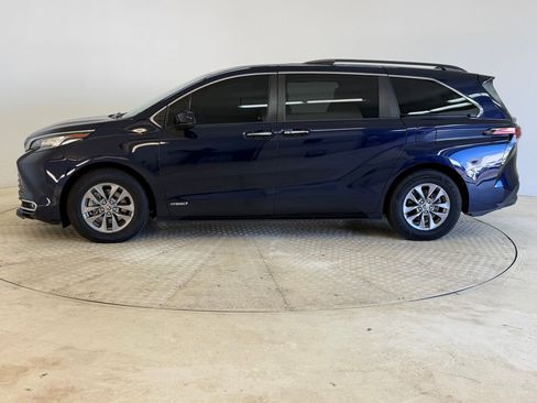 Used 2021 Toyota Sienna XLE w/ XLE Plus Package image 2