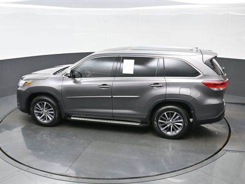 Used 2019 Toyota Highlander XLE AWD/4WD image 36