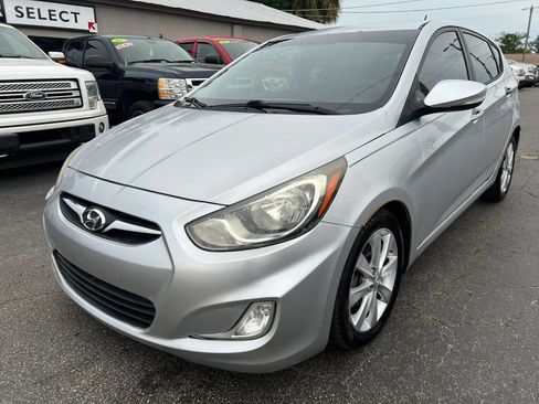 Used 2013 Hyundai Accent SE FWD image 2