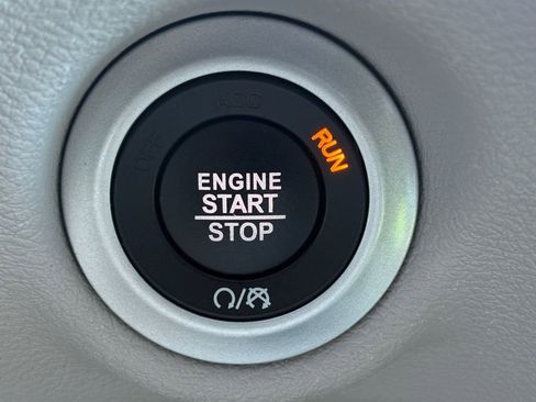 Used 2024 Chrysler Pacifica Touring-L image 16