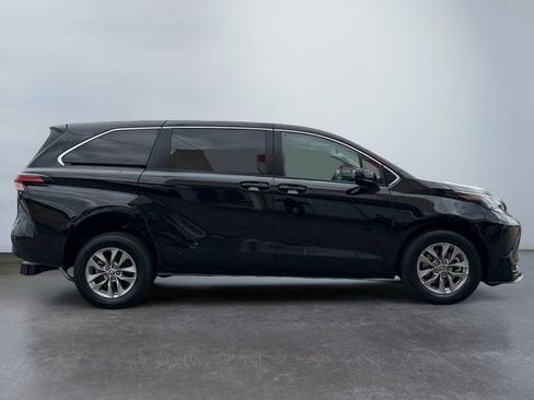 Used 2022 Toyota Sienna LE image 5