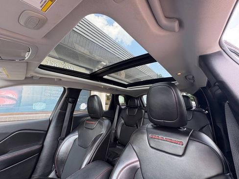 Used 2019 Jeep Cherokee Trailhawk w/ Comfort/Convenience Group AWD/4WD image 14