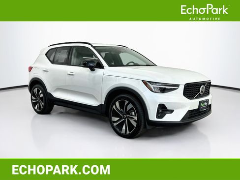 Used 2025 Volvo XC40 B5 Plus AWD/4WD image 1