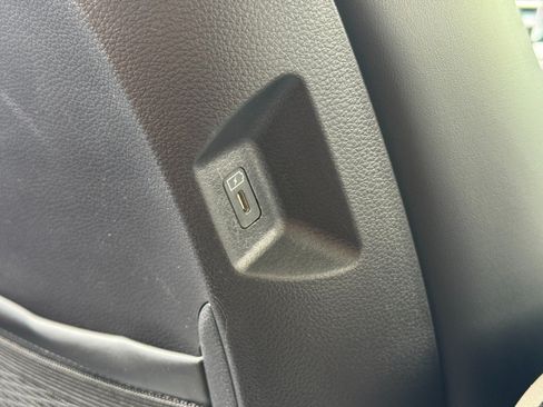 Used 2025 Kia Carnival FWD image 36