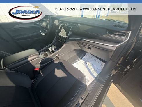 Used 2025 Jeep Grand Cherokee Laredo AWD/4WD image 28