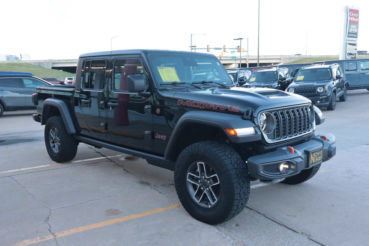 Used 2026 Jeep Gladiator Mojave AWD/4WD image 4