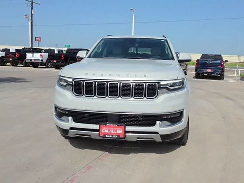 Used 2022 Jeep Wagoneer Series III w/ Flexible Seating Group RWD image 3