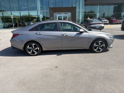 Used 2023 Hyundai Elantra SEL w/ Convenience Package FWD image 3