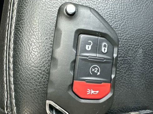 Used 2023 Jeep Wrangler Unlimited Sahara w/ Cold Weather Group AWD/4WD image 17