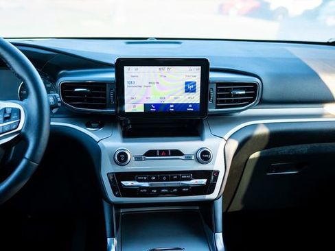 Used 2023 Ford Explorer XLT w/ Equipment Group 202A image 7