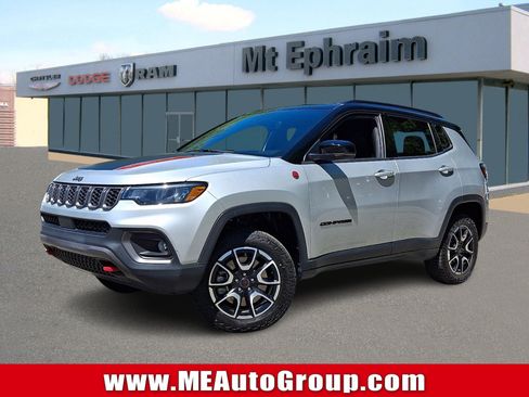 Used 2025 Jeep Compass Trailhawk AWD/4WD image 1