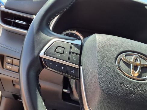 Used 2024 Toyota Highlander XLE FWD image 19