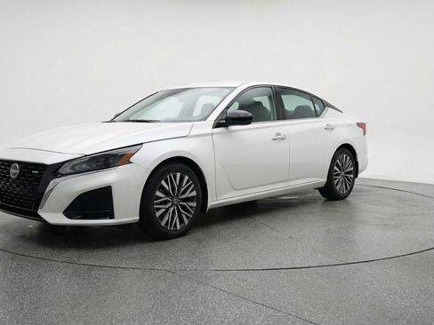 Used 2025 Nissan Altima 2.5 SV image 3