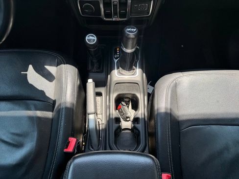 Used 2018 Jeep Wrangler Unlimited Sahara AWD/4WD image 19
