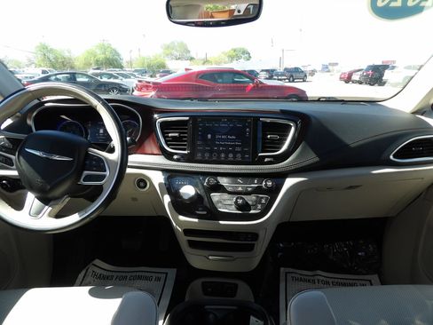 Used 2020 Chrysler Pacifica Limited FWD image 19