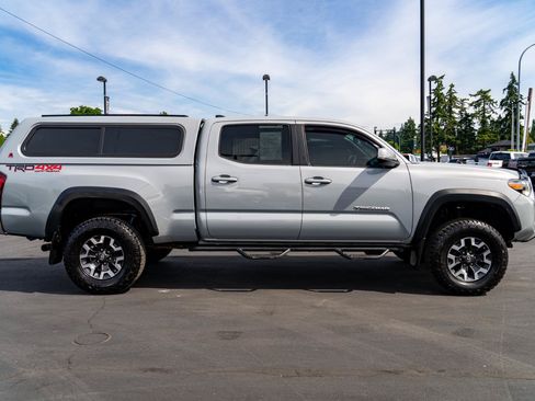 Used 2018 Toyota Tacoma TRD Off-Road AWD/4WD image 9