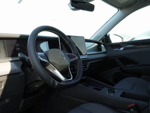 New 2025 Volkswagen Tiguan SE image 28