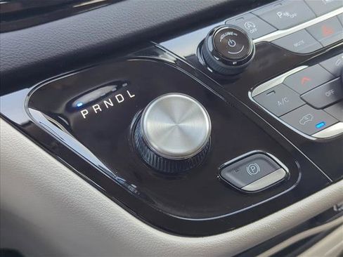 Used 2023 Chrysler Pacifica Touring-L FWD image 11