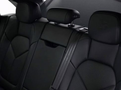 Certified 2025 Porsche Macan Turbo image 30