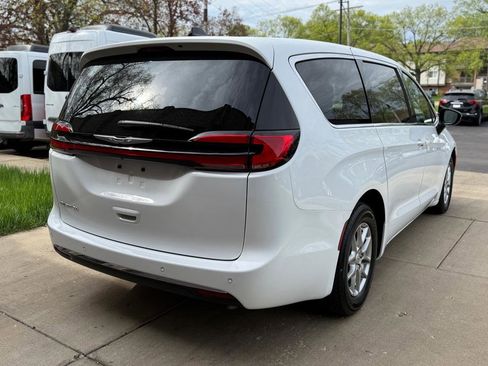 Used 2025 Chrysler Pacifica Select FWD image 7