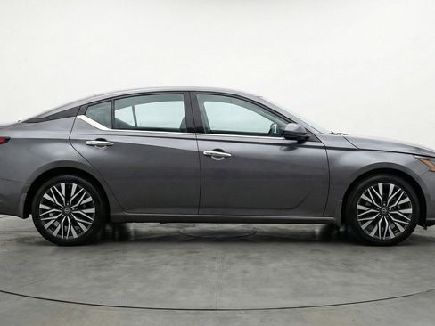 Used 2025 Nissan Altima 2.5 SV FWD image 11