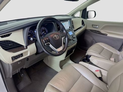Used 2016 Toyota Sienna XLE image 7